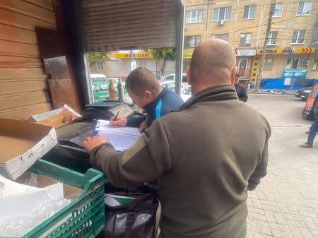 На Житньому ринку у Житомирі екоінспектори зафіксували факт порушення порядку реалізації риби