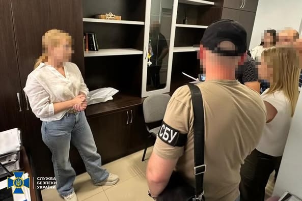 У Житомирі затримали адвокатку, яка разом із сином за хабарі «списувала» військових зі служби