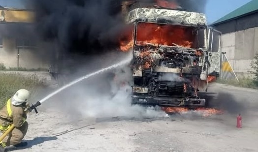 На Звягельщині згоріла вантажівка, вогнем знищено кабіну та пошкоджено причіп