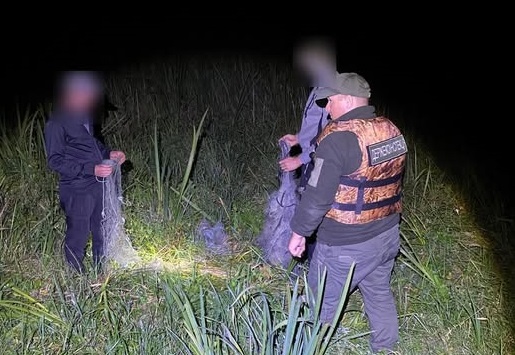 У Житомирському районі на річці Гуйва затримали двох чоловіків, які ловили рибу сітками