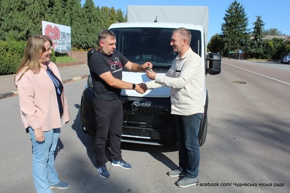 Чуднівському комунальному підприємству передали нову автівку для надання ритуальних послуг в громаді