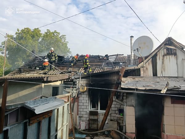 У Житомирі горів будинок на декількох господарів, вогнем знищено частину даху перекриття та речі