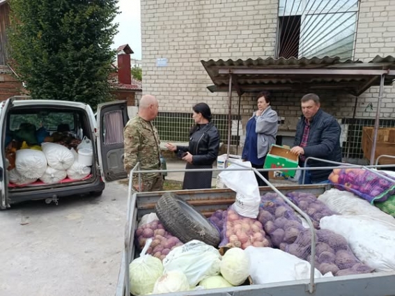 Жителі двох громад Бердичівського району зібрали продукти для поранених захисників у військовий шпиталь