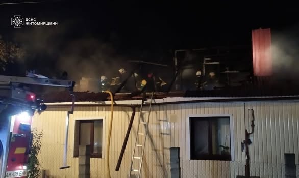 У селищі Гришківці Бердичівського району горів житловий будинок, площа пожежі склала 100 кв. м.