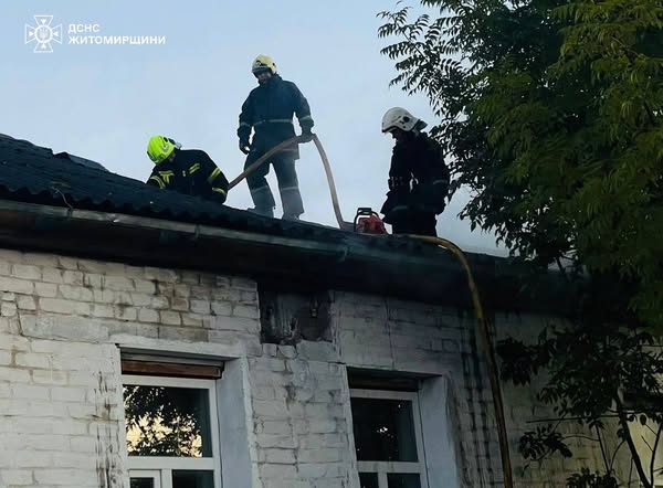 В Олевську під час пожежі в будинку загинув чоловік, 94-річну жінку врятували
