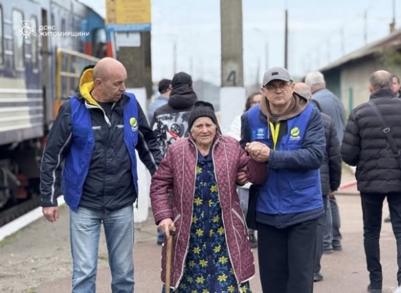 До Бердичева із прифронтових територій евакуювали 30 людей похилого віку