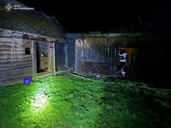 В Овруцькій громаді ліквідували пожежу в приватному господарстві, вогнем знищено господарчу будівлю