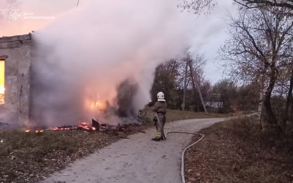 У Звягельському районі під час пожежі в безгосподарчій будівлі згоріло 96 м² покрівлі та близько 1 т сіна