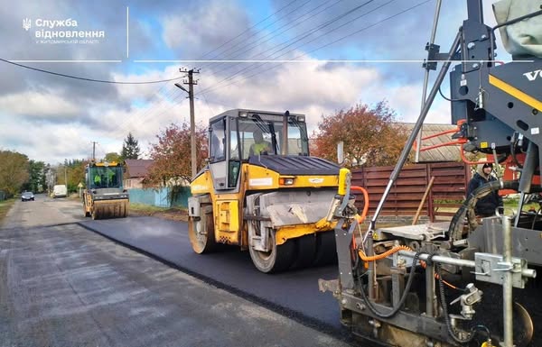 Улаштовують вирівнюючі «карти» з асфальтобетону на ділянці територіальної дороги на Житомирщині