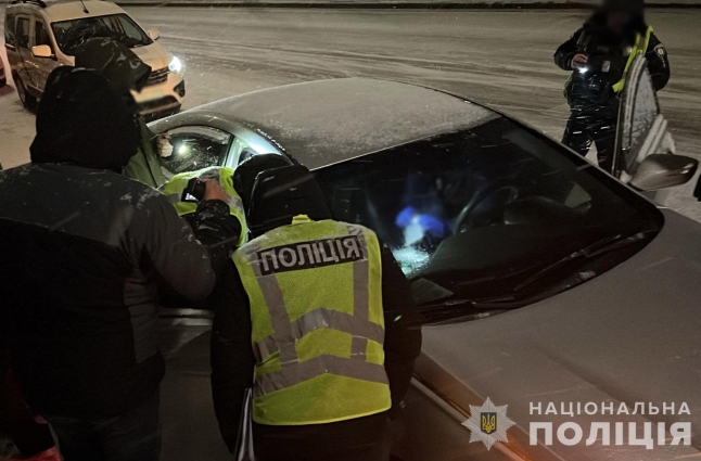 У Житомирі двоє чоловіків викрали знайомого та вибивали в нього неіснуючий борг