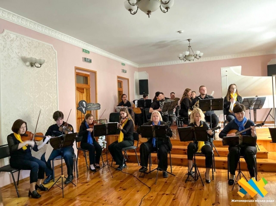 Музика, що освітлює: концерт оркестру «BRAVO» у Житомирі відбувся без світла