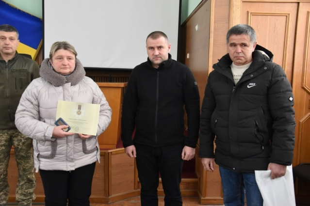 У Житомирі рідним полеглих захисників передали державні нагороди
