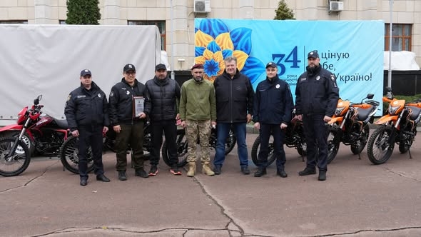 Житомирська ОВА разом з благодійниками передала військовим мотоцикли, автобус та причіп