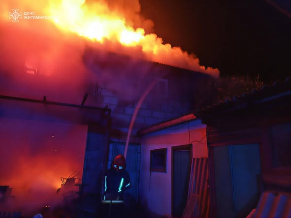 У Бердичеві фахівці ДСНС ліквідували пожежу в двоповерховій господарчій будівлі