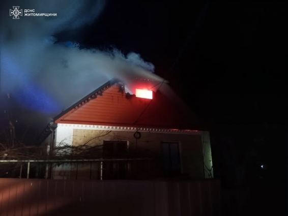 У селі Нова Борова горів житловий будинок, пожежу гасили 2 години