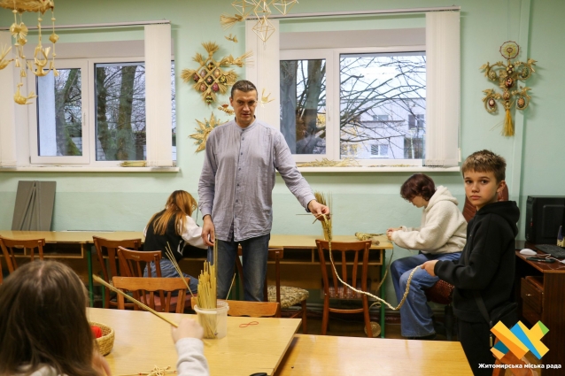 Солом’яні зірки, капелюхи й дідухи: у Житомирі дітям провели майстерклас із стародавнього ремесла