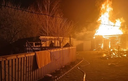 На Житомирщині в селі Лісівщина згорів будинок та літня кухня, рятувальники гасили пожежу 3,5 години