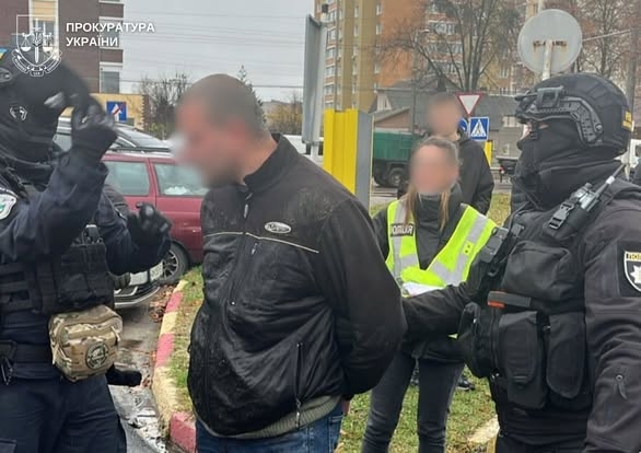 За 10 тис. доларів США обіцяв переправити за кордон у багажному відділенні автобуса – 35-річному чоловіку повідомлено про підозру