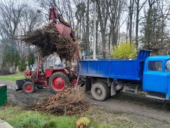 У Житомирі триває осіннє прибирання: комунальні служби звітують про зроблену роботу