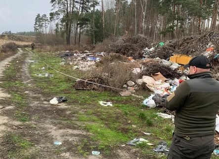 Понад тисячу квадратних метрів відходів: екоінспектори виявили масштабне стихійне сміттєзвалище поблизу с.Вереси