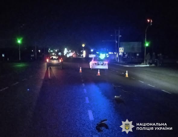 У Зарічанах під колеса двох автівок потрапив 45-річний пішохід, один з учасників ДТП втік