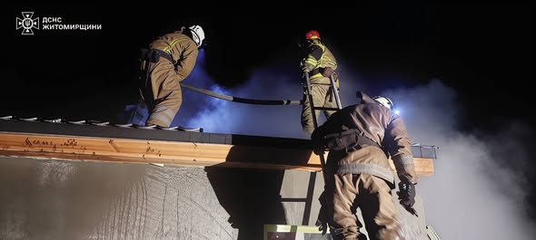 У Коростенському районі горів будинок на площі 90 кв. м., вогнем знищено покрівлю та частково перекриття