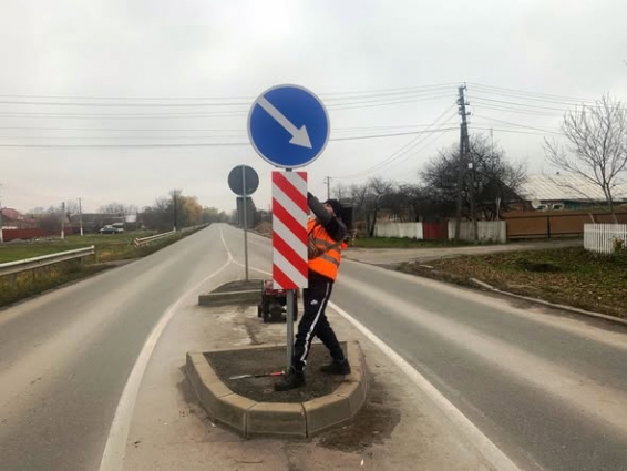 На Житомирщині відновили компоненти 7 дорожніх знаків «Острівець безпеки»