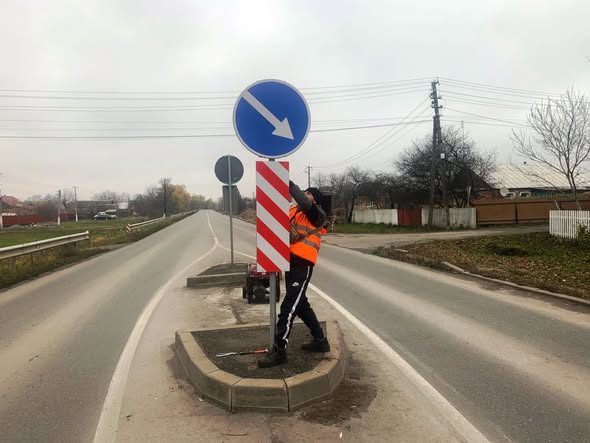 На Житомирщині відновили компоненти 7 дорожніх знаків «Острівець безпеки»