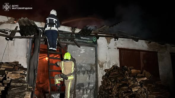 У Андрушівці під час пожежі в гаражі згоріло три автівки: вогонь охопив площу 100 кв. м.