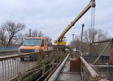 У Андрушівці реконструюють гідроспоруду на річці Гуйва