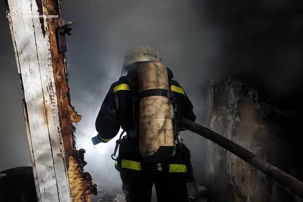 У Ружині ліквідували загоряння приватної оселі, вогонь знищив частину покрівлі та побутові речі у кухні