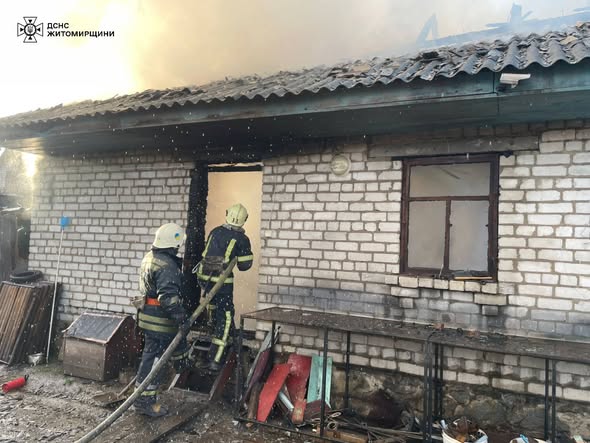 У Житомирському районі ліквідували пожежу в господарчій будівлі