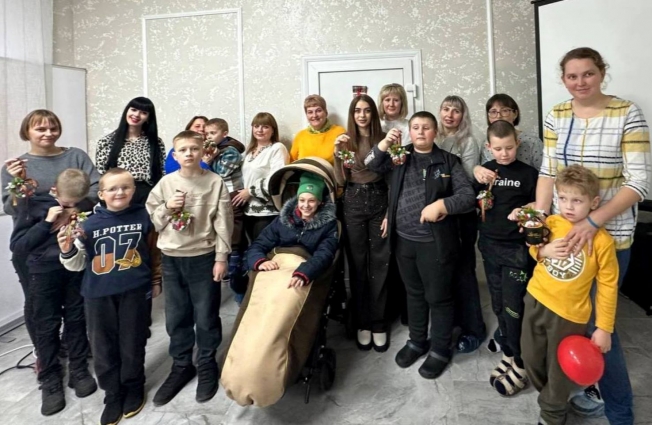 У Звягелі для дітей з інвалідністю провели майстерклас «Новорічна прикраса»