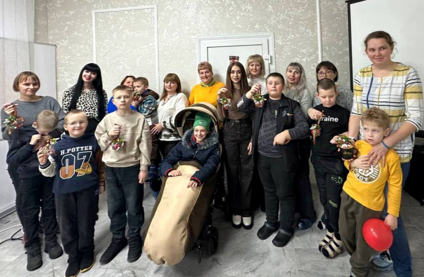У Звягелі для дітей з інвалідністю провели майстерклас «Новорічна прикраса»