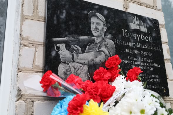 Герої живуть доти, доки про них пам’ятають: на Звягельщині відбулось відкриття меморіальної дошки