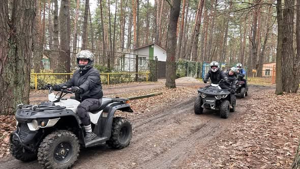 У Житомирі для ветеранів та їхніх сімей організували катання на квадроциклах