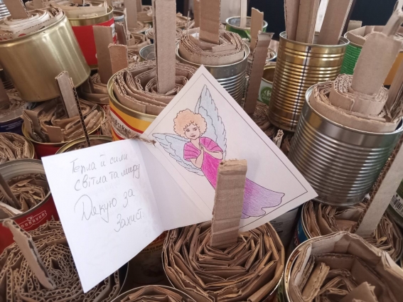 У Звягелі відбулася благодійна акція «Подаруй тепло Захисникам», діти виготовили 200 заготовок окопних свічок