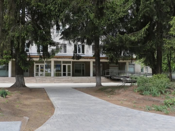 У Житомирі біля лікарні на Польовій проводять ремонтні роботи вхідних груп