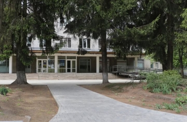 У Житомирі біля лікарні на Польовій проводять ремонтні роботи вхідних груп