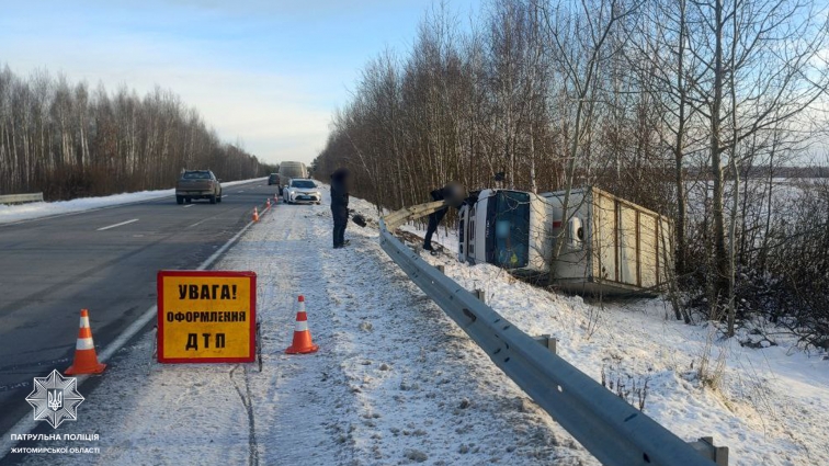 На Житомирщині перекинулась вантажівка: обійшлося без потерпілих