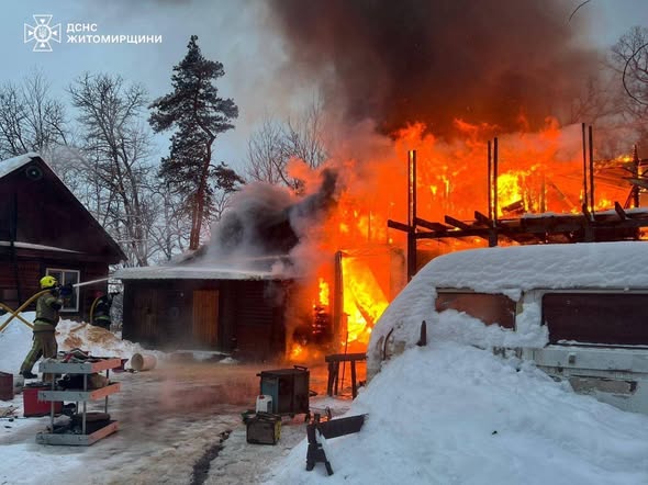На Коростенщині рятувальники ліквідували загоряння на території приватного домоволодіння