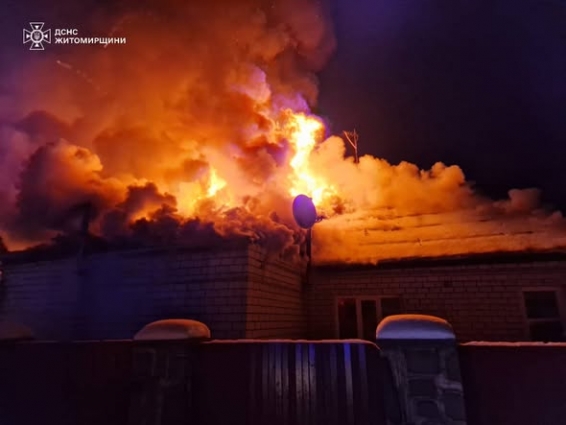 У Коростишеві рятувальники ліквідували пожежу в приватній оселі