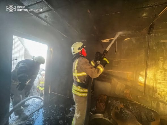 У Звягелі ліквідували пожежу в господарській будівлі: вогнем пошкоджено покрівлю та перекриття