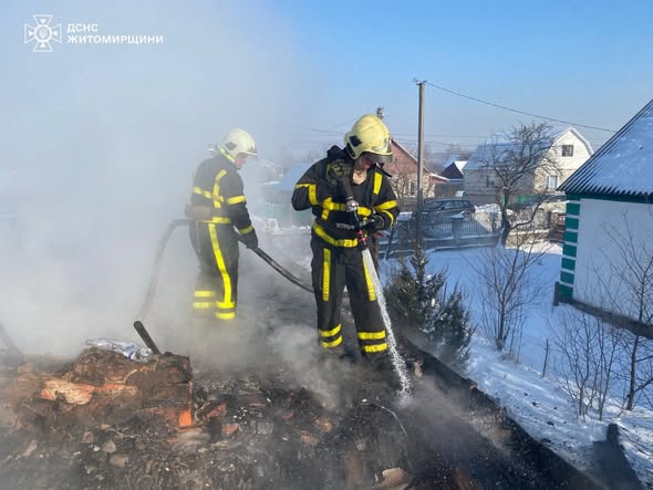 У Черняхові горів будинок, вогнем знищено покрівлю по всій площі
