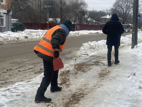 У Житомирі — ожеледиця: спецтехніка та бригади ручного посипання працюють на вулицях міста