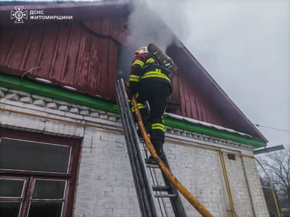 У Баранівці під час пожежі у будинку травмувалася 75-річна жінка, вона в лікарні