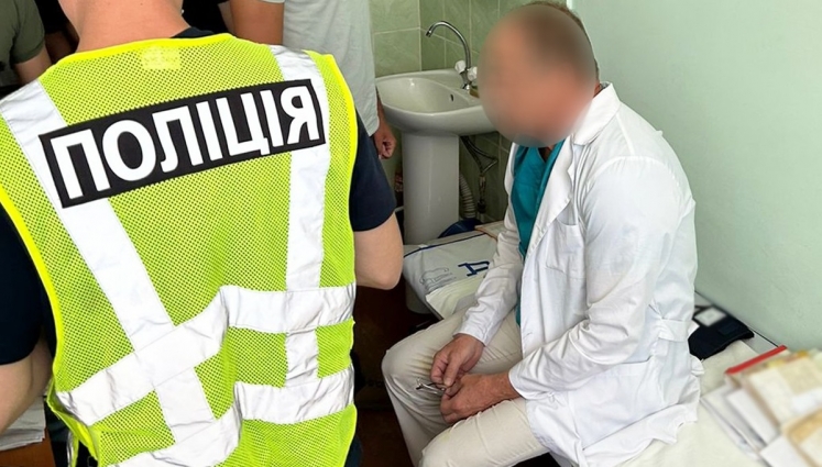 «Подяка» за групу інвалідності: у Житомирі викрили медика на хабарі у 2 тис. доларів США, під час обшуків знайшли ще понад 88 тис. валюти