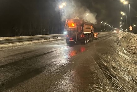 Проїзд дорогами державного значення Житомирщини забезпечено: автодорожники використали близько 800 тонн піщано-сольової суміші
