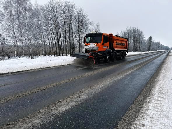 Автодорожники готують дороги до чергового циклону, що принесе на Житомирщину арктичне повітря