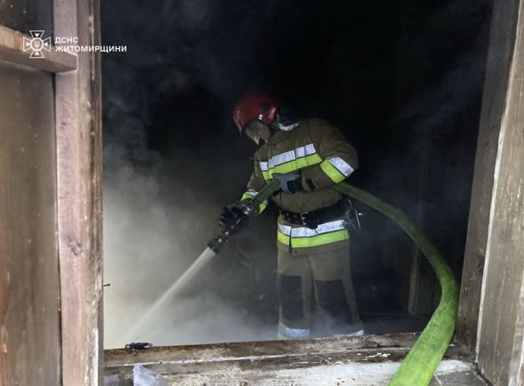 У Бердичівському районі під час пожежі в будинку виявили тіла двох людей